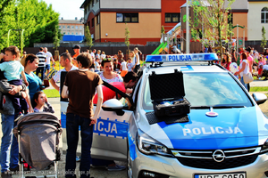 Miejsko-Powiatowy dzień dziecka z udziałem tomaszowskich policjantów na terenie Parku Bulwary. Policjanci z Komendy powiatowej w Tomaszowie Mazowieckim prezentują dzieciom i ich opiekunom sprzęt wykorzystywany w służbie w tym radiowozy, łódź wyposażoną w 200 konny silnik itp.