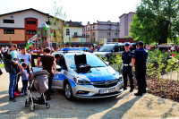 Miejsko-Powiatowy dzień dziecka z udziałem tomaszowskich policjantów na terenie Parku Bulwary. Policjanci z Komendy powiatowej w Tomaszowie Mazowieckim prezentują dzieciom i ich opiekunom sprzęt wykorzystywany w służbie w tym radiowozy, łódź wyposażoną w 200 konny silnik itp.