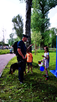 Miejsko-Powiatowy dzień dziecka z udziałem tomaszowskich policjantów na terenie Parku Bulwary. Policjanci z Komendy powiatowej w Tomaszowie Mazowieckim prezentują dzieciom i ich opiekunom sprzęt wykorzystywany w służbie w tym radiowozy, łódź wyposażoną w 200 konny silnik itp.