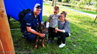 Miejsko-Powiatowy dzień dziecka z udziałem tomaszowskich policjantów na terenie Parku Bulwary. Policjanci z Komendy powiatowej w Tomaszowie Mazowieckim prezentują dzieciom i ich opiekunom sprzęt wykorzystywany w służbie w tym radiowozy, łódź wyposażoną w 200 konny silnik itp.