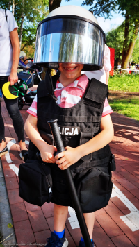 Miejsko-Powiatowy dzień dziecka z udziałem tomaszowskich policjantów na terenie Parku Bulwary. Policjanci z Komendy powiatowej w Tomaszowie Mazowieckim prezentują dzieciom i ich opiekunom sprzęt wykorzystywany w służbie w tym radiowozy, łódź wyposażoną w 200 konny silnik itp.