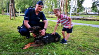 Miejsko-Powiatowy dzień dziecka z udziałem tomaszowskich policjantów na terenie Parku Bulwary. Policjanci z Komendy powiatowej w Tomaszowie Mazowieckim prezentują dzieciom i ich opiekunom sprzęt wykorzystywany w służbie w tym radiowozy, łódź wyposażoną w 200 konny silnik itp.