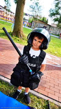 Miejsko-Powiatowy dzień dziecka z udziałem tomaszowskich policjantów na terenie Parku Bulwary. Policjanci z Komendy powiatowej w Tomaszowie Mazowieckim prezentują dzieciom i ich opiekunom sprzęt wykorzystywany w służbie w tym radiowozy, łódź wyposażoną w 200 konny silnik itp.