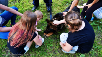 Miejsko-Powiatowy dzień dziecka z udziałem tomaszowskich policjantów na terenie Parku Bulwary. Policjanci z Komendy powiatowej w Tomaszowie Mazowieckim prezentują dzieciom i ich opiekunom sprzęt wykorzystywany w służbie w tym radiowozy, łódź wyposażoną w 200 konny silnik itp.