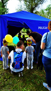 Miejsko-Powiatowy dzień dziecka z udziałem tomaszowskich policjantów na terenie Parku Bulwary. Policjanci z Komendy powiatowej w Tomaszowie Mazowieckim prezentują dzieciom i ich opiekunom sprzęt wykorzystywany w służbie w tym radiowozy, łódź wyposażoną w 200 konny silnik itp.