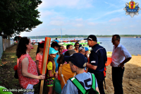 Zebrani na plaży w Smardzewicach zaproszeni goście, przedstawiciele służb mundurowych i instytucji odpowiedzialnych za bezpieczeństwo, uczniowie szkół średnich i podstawowych