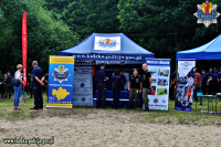 Zebrani na plaży w Smardzewicach zaproszeni goście, przedstawiciele służb mundurowych i instytucji odpowiedzialnych za bezpieczeństwo, uczniowie szkół średnich i podstawowych