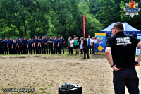 Zebrani na plaży w Smardzewicach zaproszeni goście, przedstawiciele służb mundurowych i instytucji odpowiedzialnych za bezpieczeństwo, uczniowie szkół średnich i podstawowych