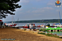 Zebrani na plaży w Smardzewicach zaproszeni goście, przedstawiciele służb mundurowych i instytucji odpowiedzialnych za bezpieczeństwo, uczniowie szkół średnich i podstawowych