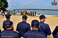 Przywitanie przez organizatorów spotkania Wojewodę Łódzkiego Zbigniewa Rau i Komendanta Wojewódzkiego Policji w Łodzi insp. Andrzeja Łapińskiego wszystkich zgromadzonych oraz okolicznościowe przemówienia dotyczące bezpiecznych wakacji i bezpiecznego wypoczynku nad wodą