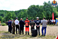 Przywitanie przez organizatorów spotkania Wojewodę Łódzkiego Zbigniewa Rau i Komendanta Wojewódzkiego Policji w Łodzi insp. Andrzeja Łapińskiego wszystkich zgromadzonych oraz okolicznościowe przemówienia dotyczące bezpiecznych wakacji i bezpiecznego wypoczynku nad wodą