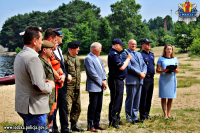 Przywitanie przez organizatorów spotkania Wojewodę Łódzkiego Zbigniewa Rau i Komendanta Wojewódzkiego Policji w Łodzi insp. Andrzeja Łapińskiego wszystkich zgromadzonych oraz okolicznościowe przemówienia dotyczące bezpiecznych wakacji i bezpiecznego wypoczynku nad wodą