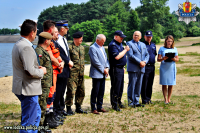 Przywitanie przez organizatorów spotkania Wojewodę Łódzkiego Zbigniewa Rau i Komendanta Wojewódzkiego Policji w Łodzi insp. Andrzeja Łapińskiego wszystkich zgromadzonych oraz okolicznościowe przemówienia dotyczące bezpiecznych wakacji i bezpiecznego wypoczynku nad wodą