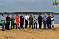 Przywitanie przez organizatorów spotkania Wojewodę Łódzkiego Zbigniewa Rau i Komendanta Wojewódzkiego Policji w Łodzi insp. Andrzeja Łapińskiego wszystkich zgromadzonych oraz okolicznościowe przemówienia dotyczące bezpiecznych wakacji i bezpiecznego wypoczynku nad wodą