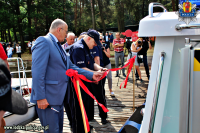 Okolicznościowe przecięcie wstęgi przez Wojewodę Łódzkiego i Komendanta Wojewódzkiego Policji w Łodzi oraz przekazanie kluczyków od łodzi tomaszowskiej Policji Wodnej