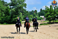 Policyjny patrol konny ( 3 konie) patroluje patroluje linię brzegową Zalewu Sulejowskiego