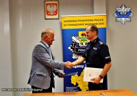 Na zdjęciu widoczny od lewej Wójt Gminy Tomaszów Mazowiecki Franciszek Szmigiel i Komendant Powiatowy Policji w Tomaszowie Mazowieckim inspektor Szymon Herman podczas podpisywania dokumentu porozumienia o ponadnormatywnych służbach tomaszowskich policjantów.