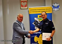 Na zdjęciu widoczny od lewej Wójt Gminy Tomaszów Mazowiecki Franciszek Szmigiel i Komendant Powiatowy Policji w Tomaszowie Mazowieckim inspektor Szymon Herman podczas podpisywania dokumentu porozumienia o ponadnormatywnych służbach tomaszowskich policjantów.