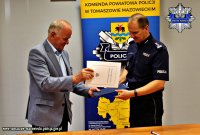 Na zdjęciu widoczny od lewej Wójt Gminy Tomaszów Mazowiecki Franciszek Szmigiel i Komendant Powiatowy Policji w Tomaszowie Mazowieckim inspektor Szymon Herman podczas podpisywania dokumentu porozumienia o ponadnormatywnych służbach tomaszowskich policjantów.