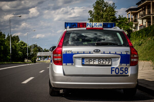 tył radiowozu stojącego na drodze