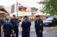 Policjanci zabezpieczają Dożynki Prezydenckie w Spale