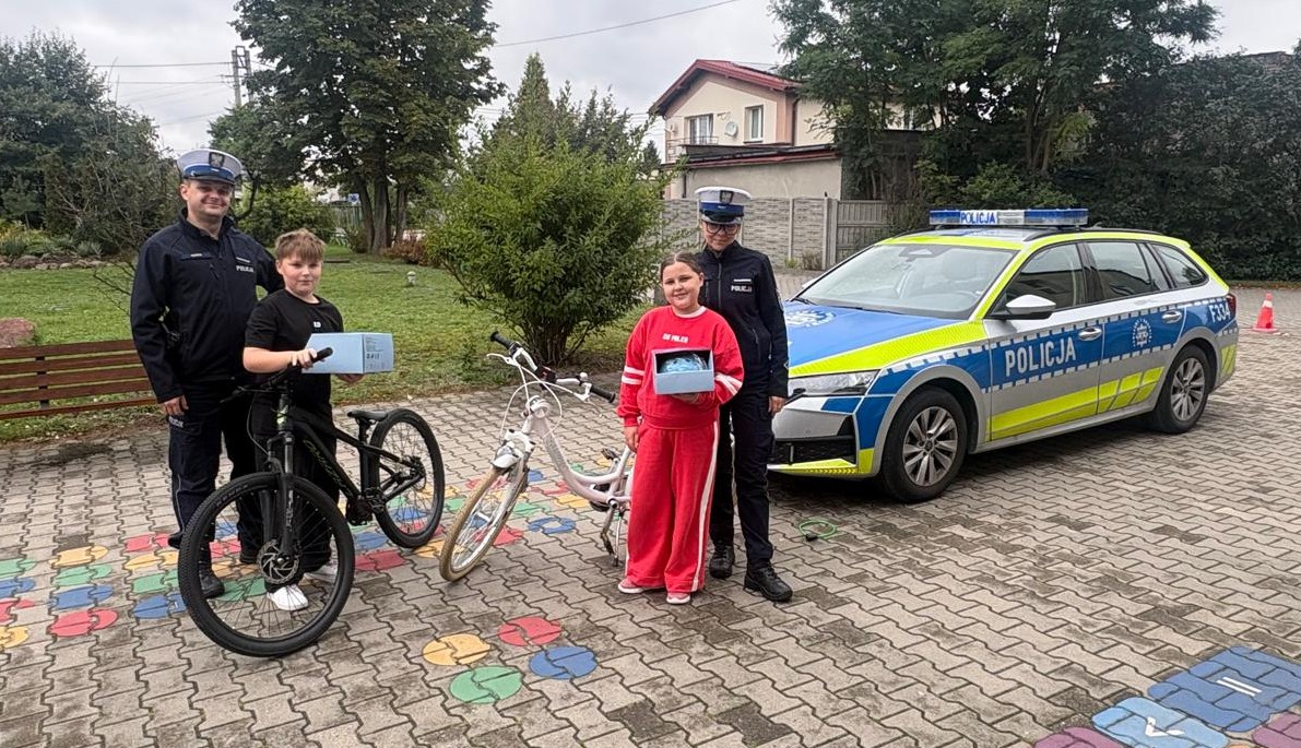 Policja rozdaje kaski ochronne dzieciom w Tomaszowie Mazowieckim